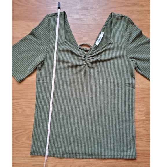 🆕 V-neck Lace Back Top - Picture 5 of 13